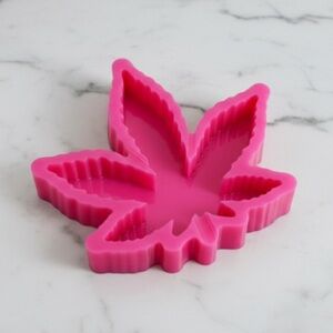 NWT Resin Leaf Ashtray – Handmade – Hot Pink